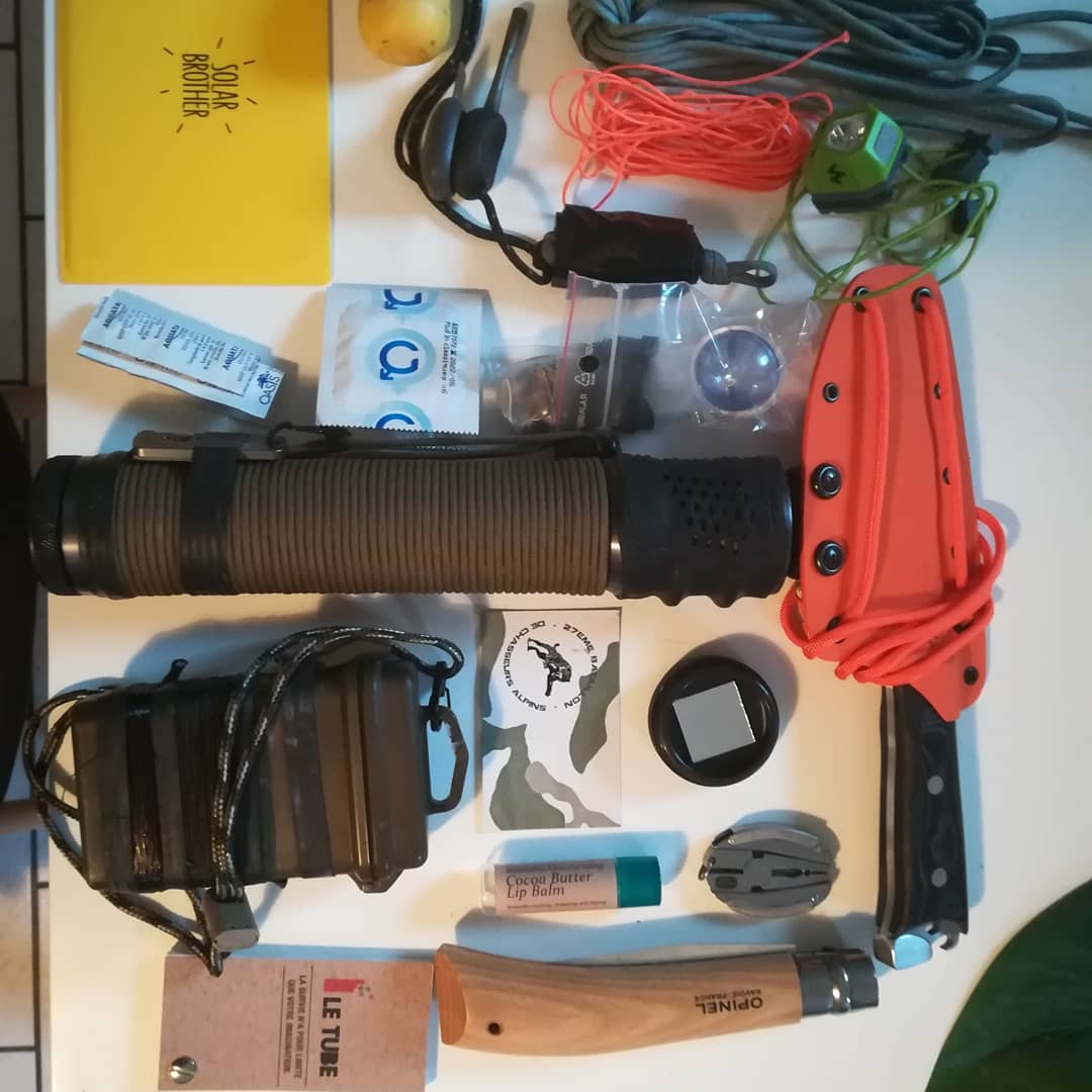 Dans 24h je suis sur une île déserte au fin fond de l'Indonésie... Avec ce kit de survie ! Premier test grandeur nature du tube de survie mis au point par Gatien. #survie #theisland #kitdesurvie #wild