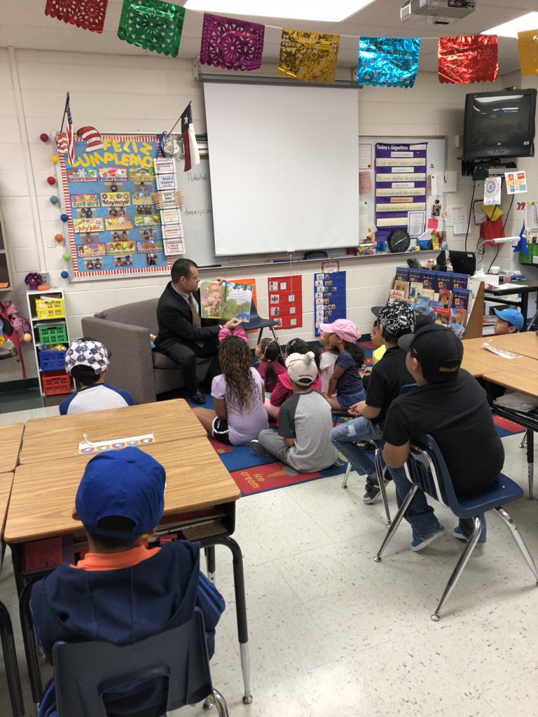 RosalindaPonce8's tweet photo. Thank you Mr. Raga for coming to read to our bilingual first graders. @VictorRaga1 @NISDMay @teachreadlove @NISD #childrensbookweek2018 https://t.co/r2GJX5PN3D