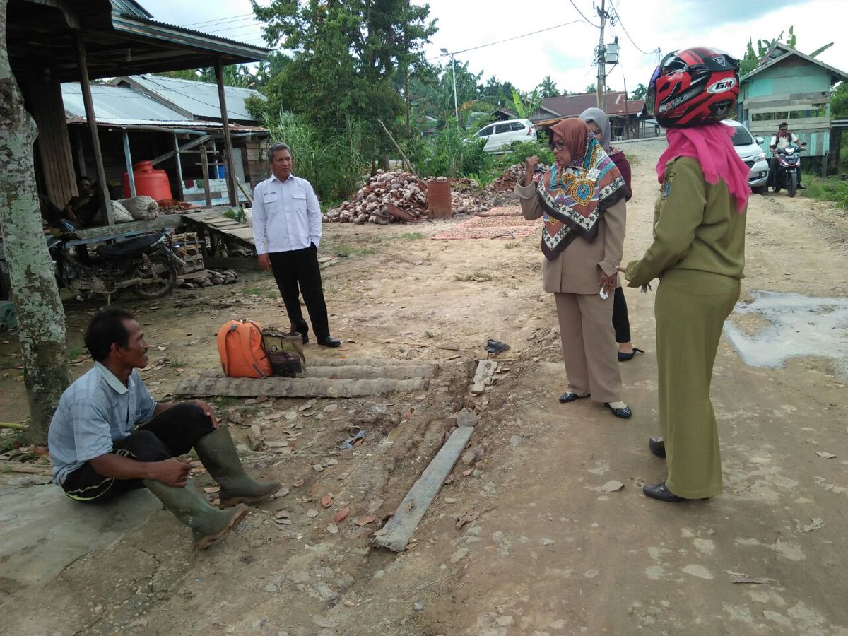 Rindra_Musril05's tweet photo. Mudah2an bisa mencontoh desa bunga tanjung kab. Tanjabar. 
Masyarakat gotong royong pembuatan jalan dan upahnya dijadikan perbaikan mesjid
Penerapan PKT yg baik berdasarkan kepedulian masy untk membangun DESA.  
@jokowi
@EkoSandjojo 
@taufikmadjid71 
@TPPI_JAMBI https://t.co/Uth2HWNaIY