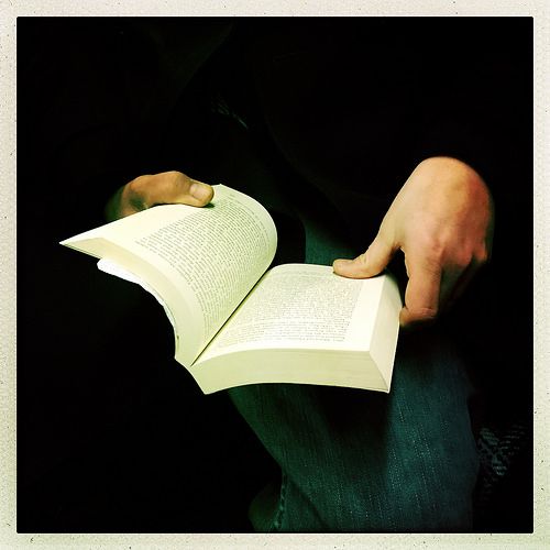 financialseek's tweet photo. Did you know that the CEO's of Fortune 500 companies read an average of 4 to 5 books per month?  It pays to read books in your field every day. https://t.co/oOVDLepVmB