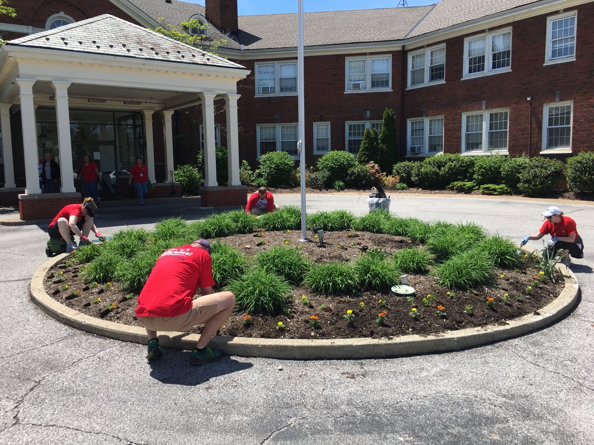 ElizaJennings's tweet photo. Here is the team of @keybank #volunteers at Eliza Jennings Health Campus in Cleveland, demonstrating how #NeighborsMakeTheDifference on KeyBank's annual day of volunteer service. Many thanks for their time and hard work! https://t.co/QQk2yN1gx8 https://t.co/B7Ydq9iKxD