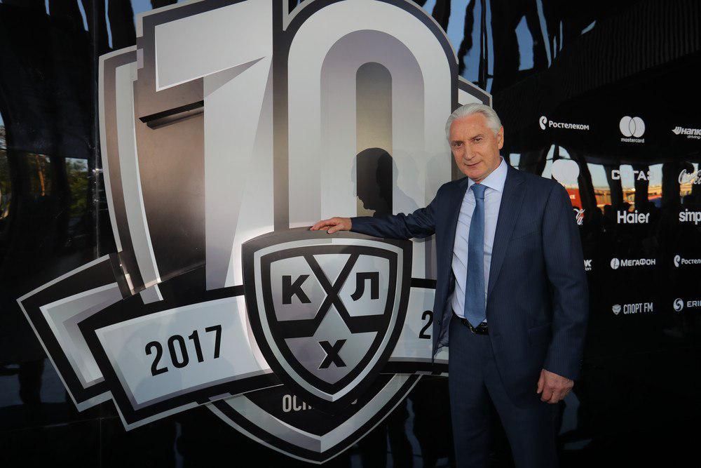 TatOpen's tweet image. Юбилейный 10-й сезон КХЛ официально завершен.
Зинэтула Билялетдинов стал лучшим тренером КХЛ в сезоне 2017/18.
Президент «Ак Барса» Наиль Маганов получил приз КХЛ лучшему руководителю.