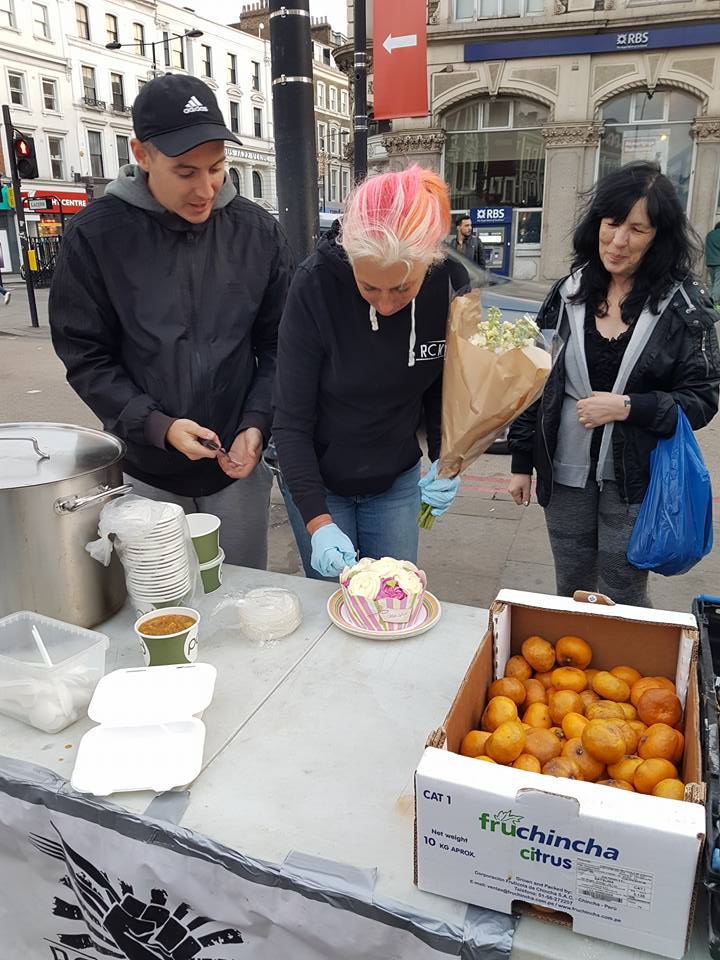 streetskitchen's tweet photo. Another amazing Camden evening with the mighty @RefugeeCKitchen & @streetvetuk
Plenty of food, music & fun & even a wee cake for the legendary @TheJanieMac's birthday who is using her special day to raise funds for #RCKs essential work.
PLEASE do@ https://t.co/2hBCzx6qAT
❤️ https://t.co/qvCJrePlwL