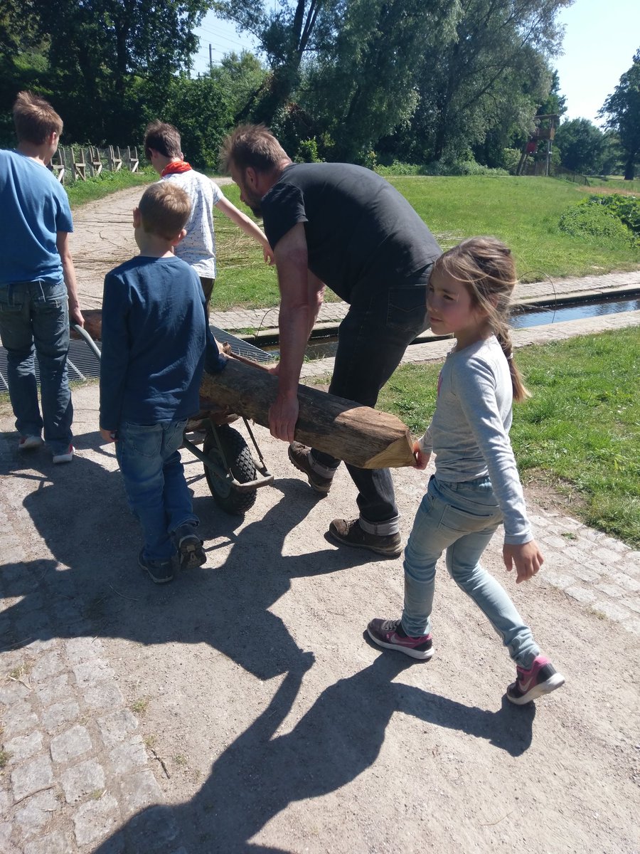 WALHALLAb_NL's tweet photo. Geweldig! De @raadArnhem geniet nog gezellig na van het grote succes van hun jonge inwoners die 3 hete pinksterdagen doorbuffelden om #DeGeheimeTuin te scheppen. Straks gaan ze deze oase in #Arnhem natuurlijk bezoeken met @WalhallabA rnhem. Toch, @rebinmaref ?! https://t.co/TF2DEK1oA1