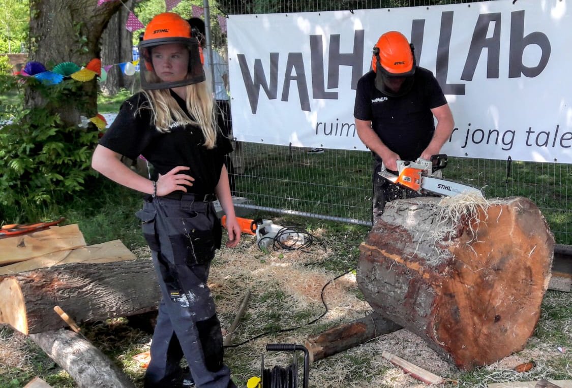 WALHALLAb_NL's tweet photo. Geweldig! De @raadArnhem geniet nog gezellig na van het grote succes van hun jonge inwoners die 3 hete pinksterdagen doorbuffelden om #DeGeheimeTuin te scheppen. Straks gaan ze deze oase in #Arnhem natuurlijk bezoeken met @WalhallabA rnhem. Toch, @rebinmaref ?! https://t.co/TF2DEK1oA1