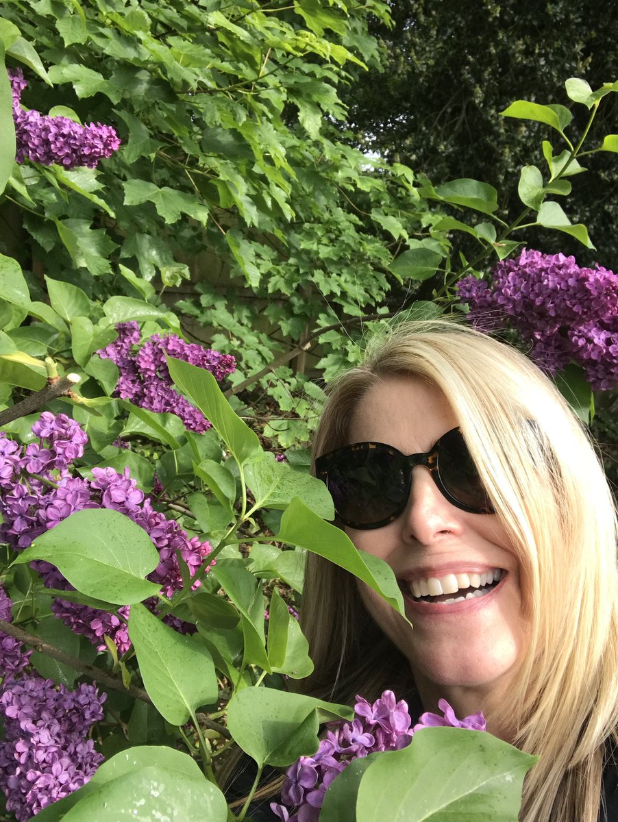 here is Elise Paschen with some lilacs for #poetswithflowers @ElisePaschen