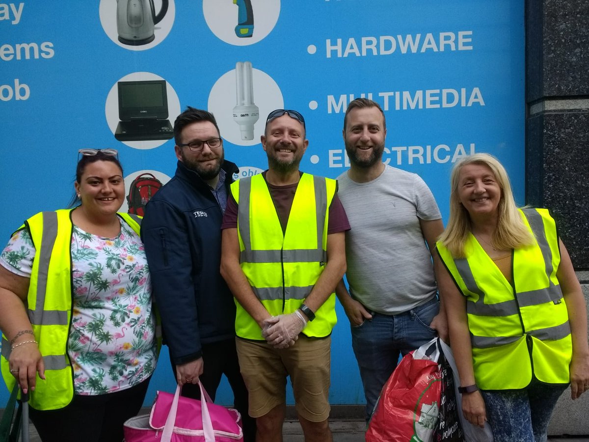 Out tonight with another #FoodSurplus coach, Tony, joining our #communityfoodconnection partners <a href="/HPManchester/">Homeless Project Manchester</a> It amazes me to see the support you give each week to those sleeping on the streets in #Manchester. Thankyou 👍 (ps they have a FB page) @nabby78 <a href="/tonyk70/">Tony Kenny</a>