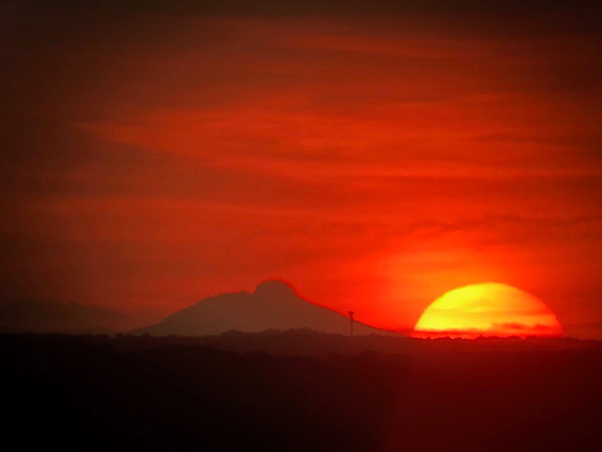 rhansonlaw's tweet photo. Another unnecessary #sunset pic, this of #PilotMountain @PilotMountain #MountPilot #NorthCarolina #NC @OurStateMag https://t.co/hw7PEiAj5V