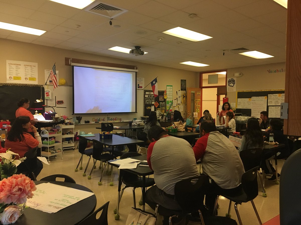GTlanguagearts's tweet photo. Teachers teaching teachers @gtprincipal186 @GT4thGrade @MrsIRdrgzRdg5 @sbmeyer2 @GTGrizzlyBears https://t.co/hSSzmAJugq