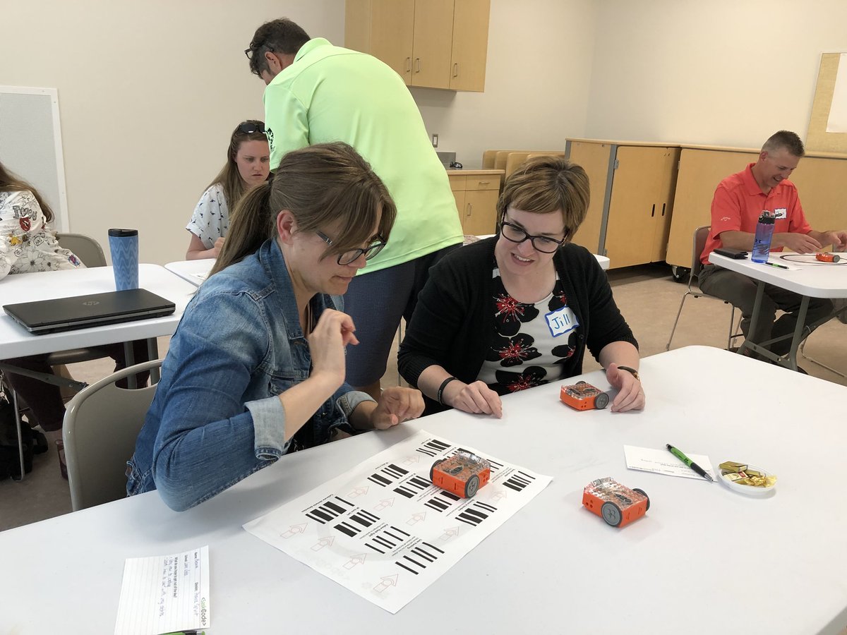 SaskCode's tweet image. Thank you teachers for joining us today for our last #Edison PD of the school year!!! @saskatooniec #saskcode #cancode #robotics #engagement #sidebyside #relationships