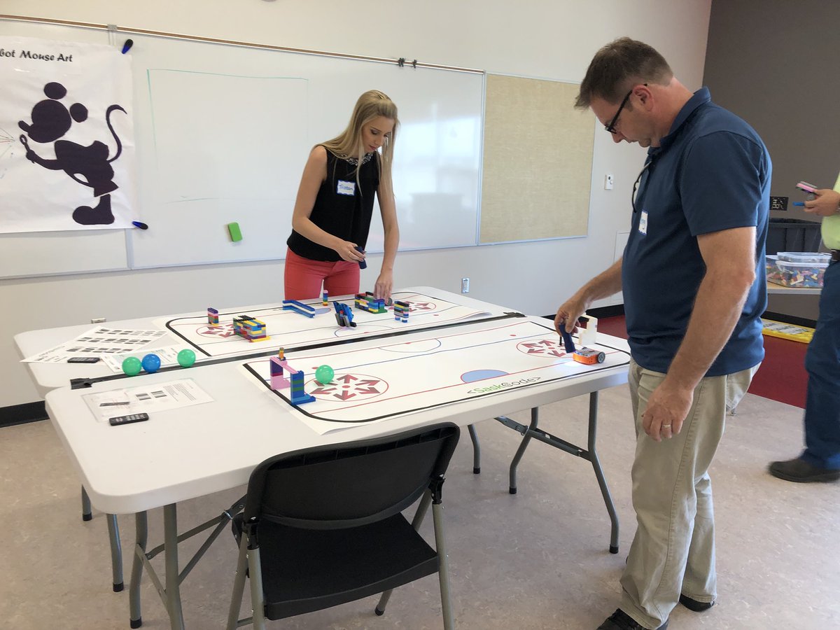 SaskCode's tweet image. Thank you teachers for joining us today for our last #Edison PD of the school year!!! @saskatooniec #saskcode #cancode #robotics #engagement #sidebyside #relationships