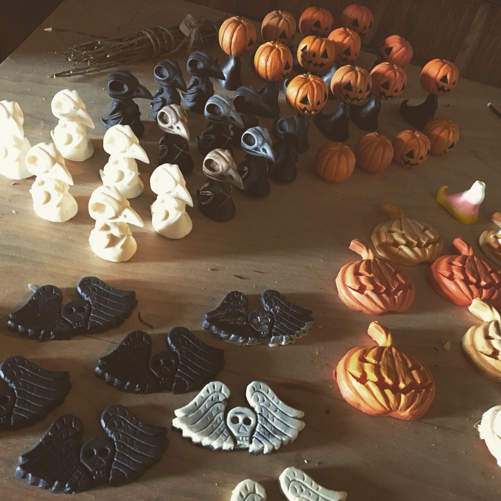 AJLoCascio's tweet image. About 15 birbs are cast &amp;amp; 20 Pumkins. Need a few more days for painting, cleaning &amp;amp; assembly, but should be up on etsy in a few days 🎃🎃🎃🎃🎃🎃 #Spoops