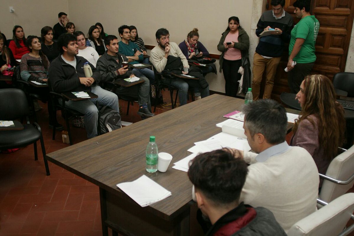 leandrobusatto's tweet photo. Ya estamos en la Facultad de Ciencias Juridicas y Sociales @FCJS_UNL de la @UNLitoral, invitados por la agrupación @JaqueFcjs, con @lucila_puyol charlando sobre Violencia de Género y Femicidios https://t.co/Y7jwXdZxqD