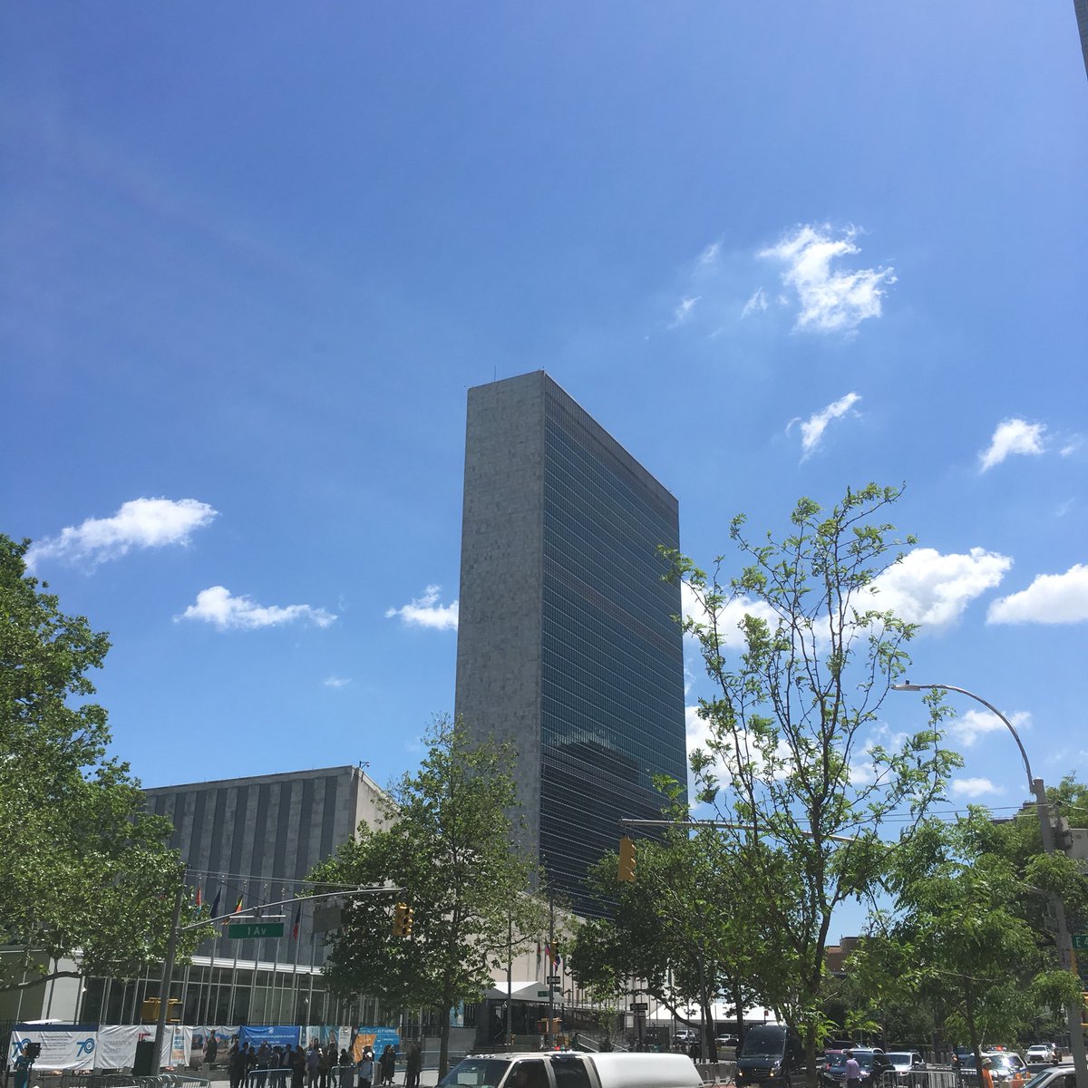Good move to take a lunchtime walk with @lovethoseknicks and pass by the #UN on an amazing day in #nyc. #nycphotographer #nycphotography #nycskyline #nycbuildings #nycskyscrapers  #eastside