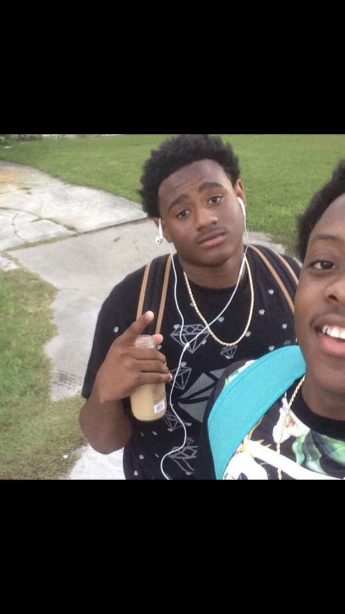 2Khyrie's tweet photo. Damn bruh we boutta graduate! From babies ta grown ahh seniors. Went thru every grade together and all💯 mane at times ion think we was gone finish. From getting kicked out school to failing classes. We still did dis shi! On everything dis my mf brother💯 luv u boi❤️ #352made https://t.co/vbVSFMCdel