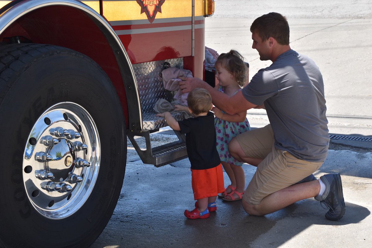IFD_NEWS's tweet photo. Our Family Serving Your Family isn’t just lip service. We live it everyday w/ all that we do. Sharing our traditions w/ you &amp; our own - keeps us focused on the important things.  #Family &amp; #Community 🚒 We are Grateful to Serve. #EveryoneGoesHomeSafe https://t.co/tYiJTWP9cO