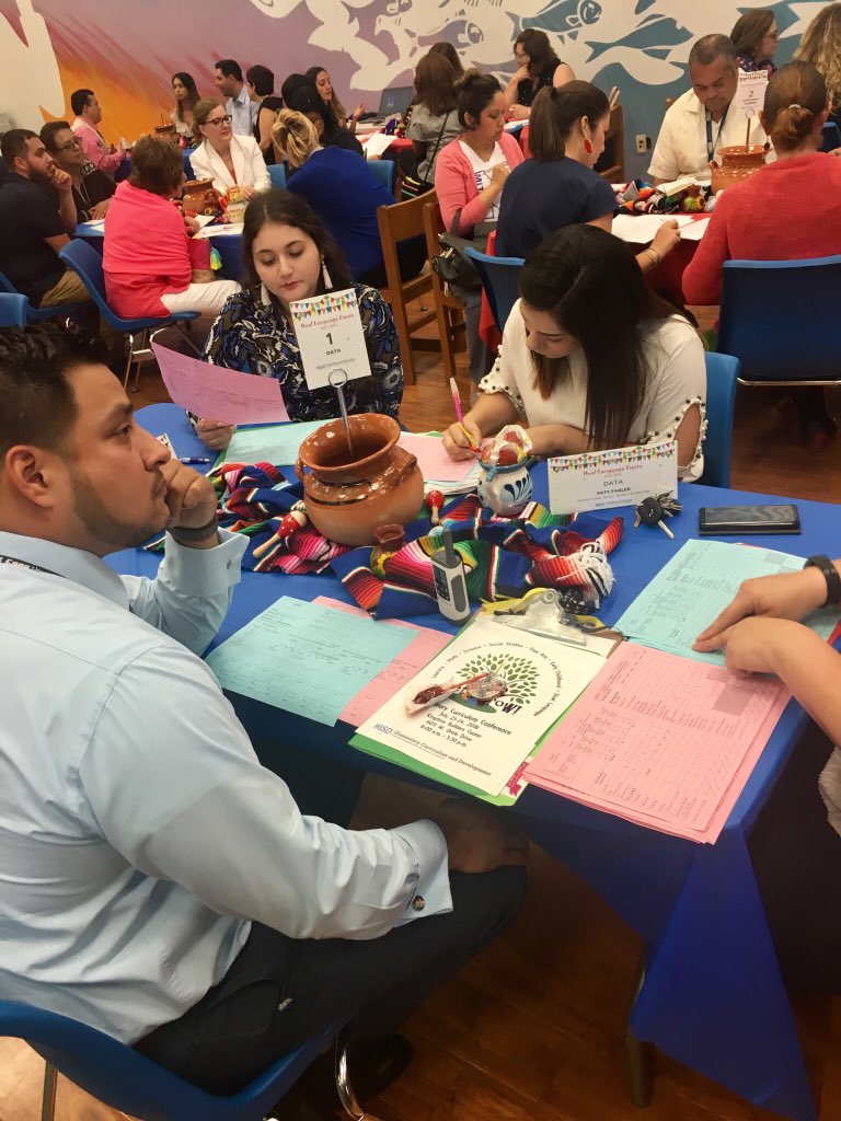 luis_a_lucio's tweet photo. Our @utrgv students and @uhdowntown BESO students Enjoying the @HISDMultiPrgms dual language fiesta! #futurehisdteachers #HISDdlFiesta #everyonerecruits @HISDRecruiter https://t.co/YKAONt64DL