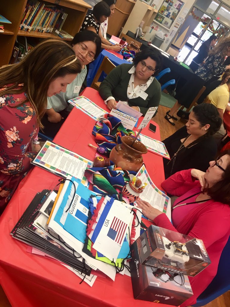 luis_a_lucio's tweet photo. Our @utrgv students and @uhdowntown BESO students Enjoying the @HISDMultiPrgms dual language fiesta! #futurehisdteachers #HISDdlFiesta #everyonerecruits @HISDRecruiter https://t.co/YKAONt64DL