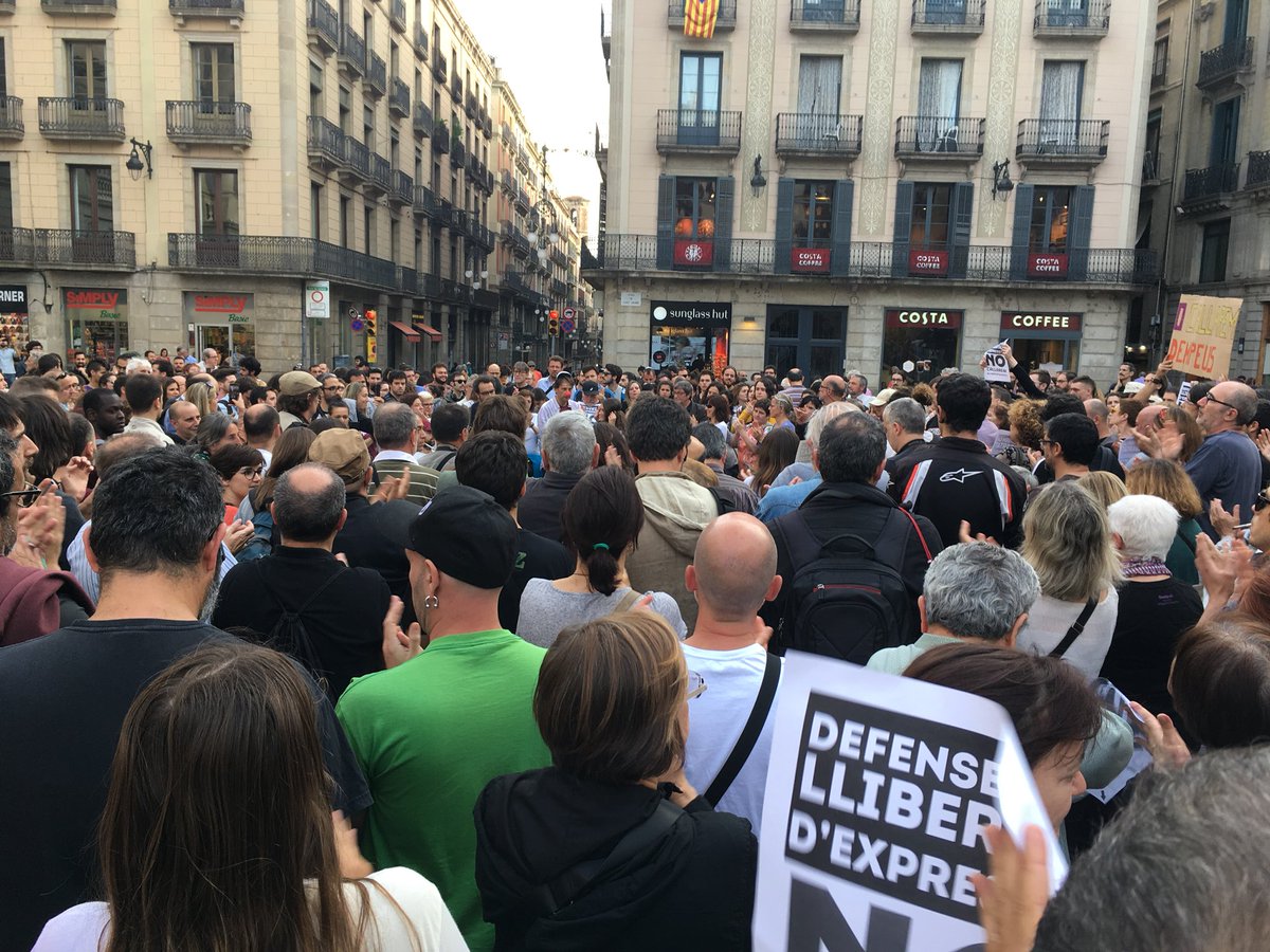 CGTBarcelona's tweet photo. @valtonyc Concentració avui #23M a #Barcelona en solidaritat amb @valtonyc @FreeValtonyc 
#LlibertatValtònyc
#LibertadDeExpresion #MañanaPuedesSerTú 
#NoCallarem #LibertadValtonyc https://t.co/UeczT2gROV