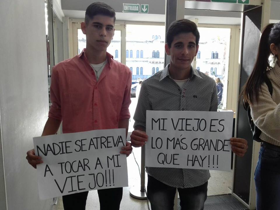 RicLeguizamon's tweet photo. Esta imagen maravillosa es lo más emocionante que dejó el juicio al cura #Ilarraz por los abusos en el Seminario de #Paraná. Los hijos de José Riquelme, uno de los siete denunciantes, y su mensaje.
https://t.co/bWs9UkcFtF https://t.co/qiJvLqCF0E