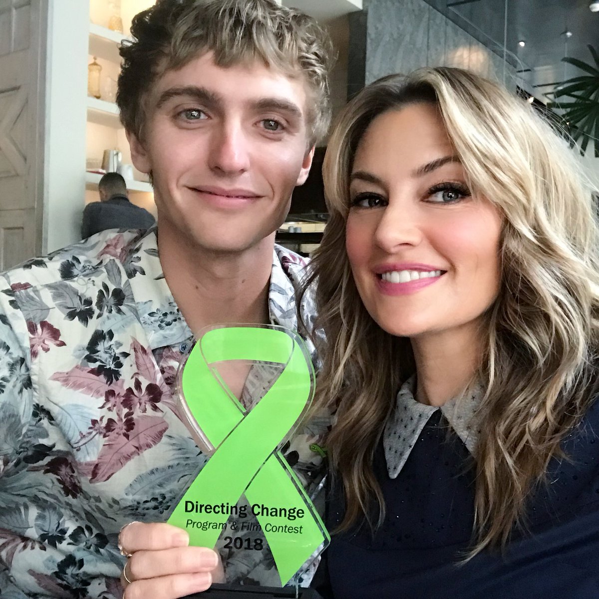 madchenamick's tweet photo. Thx @DirectChangeCA @EachMindMatters for this “Award of Excellence for Mental Health Advocacy” 🙏🏼 & to @hartdenton’s kind words while presenting it to me 💚 I’m committed to changing the landscape of our broken mental health system & truly humbled 2b recognized for my efforts. https://t.co/RdPJQzneNi