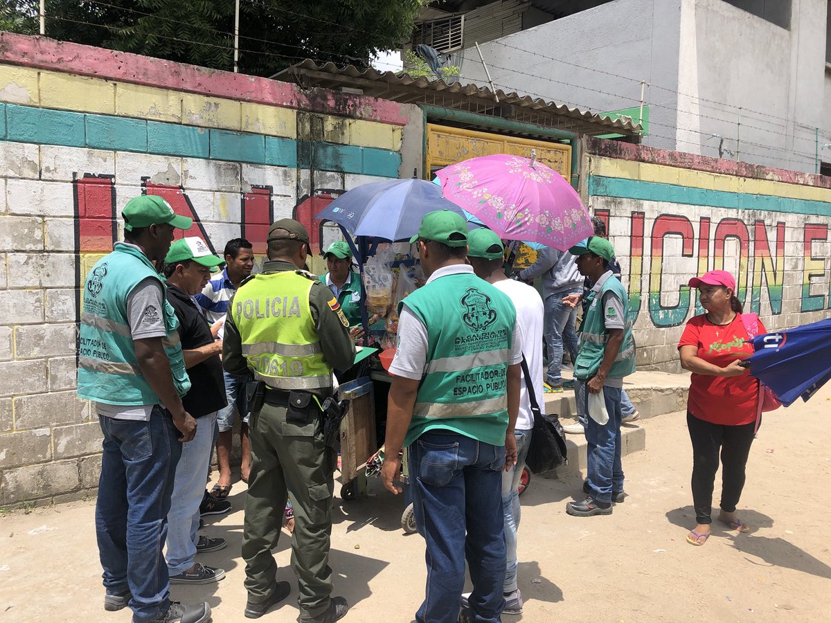 ControlUrbanoBq's tweet photo. En el marco de la primera etapa de #Urbanitos, nuestro programa para recuperar entornos escolares y capacitar a estudiantes en temas de espacio público y #CNPC, hicimos verificación en 3 instituciones y regulamos ventas informales con @PoliciaBquilla. https://t.co/HV0N2QeqMx