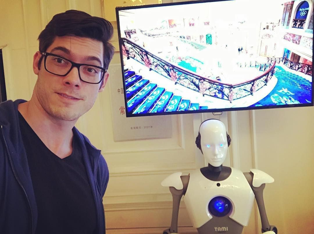 MattWilliamKnow's tweet photo. This robot was nicer to me than most casting directors!! #WelcometoBeijing #Thefutureisnow #Robotics https://t.co/QgamWCqhR2