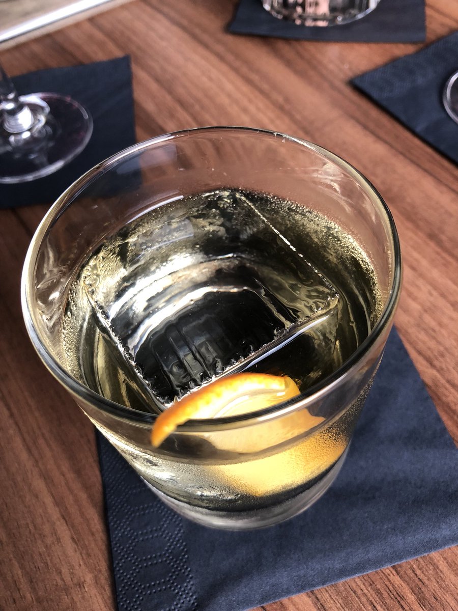 korzi42's tweet image. Koktel, pivo pa rakijamenü. #pijan