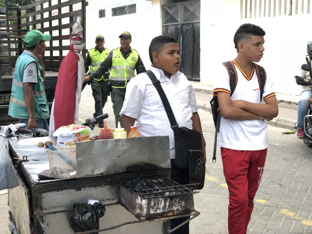 ControlUrbanoBq's tweet photo. Con #Urbanitos buscamos proteger a nuestros jóvenes de cualquier peligro, ya sea accidentes con ollas y artefactos de cocina o el tránsito obligado por las vías gracias a la invasión de ventas informales. La norma no permite ventas estacionarias en entornos escolares. https://t.co/fmz81NGqio