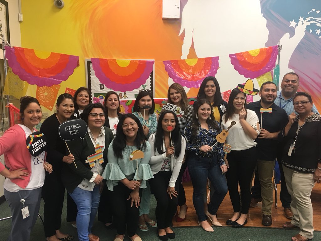 luis_a_lucio's tweet photo. Our @utrgv students and our host families are AMAZING! After a long day, they still have energy to learn more about @HISDMultiPrgms Dual Language Prog. #HISDdlfiesta #everyonerecruits @HISDRecruiter https://t.co/z7t3LQ93AP