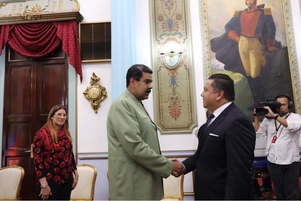 VTVcanal8's tweet photo. #EnFotos📸 | Javier Bertucci, excandidato presidencial de oposición, fue recibido por el presidente @NicolasMaduro este miércoles en el Palacio de Miraflores 

#PuebloUnidoConMaduro https://t.co/83BoGWozSf