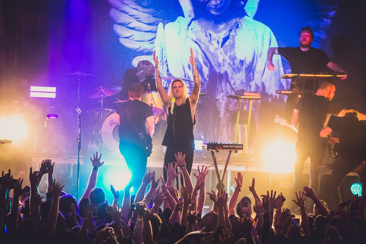 shutter16's tweet image. A moshipit is all we ever need \m/. @UnderoathBand , @DGDtheband , @veilofmayaband, and #Limbs  blessed us with the #NoFixTour at @MMHLex 
by @Bhanks1987 

#twitfromthepit # #dgd #dancegavindance #veilofMaya #underoath 

shutter16.com/underoath-shak…