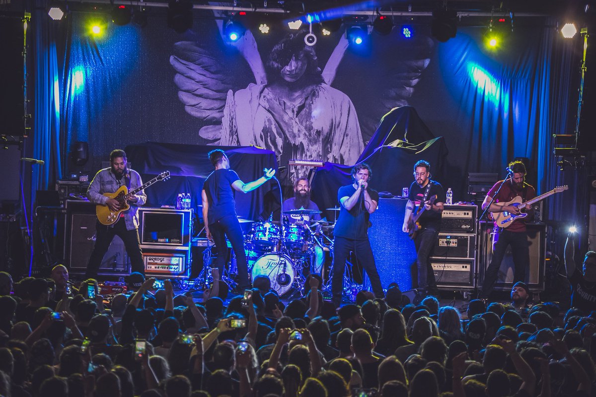 shutter16's tweet image. A moshipit is all we ever need \m/. @UnderoathBand , @DGDtheband , @veilofmayaband, and #Limbs  blessed us with the #NoFixTour at @MMHLex 
by @Bhanks1987 

#twitfromthepit # #dgd #dancegavindance #veilofMaya #underoath 

shutter16.com/underoath-shak…