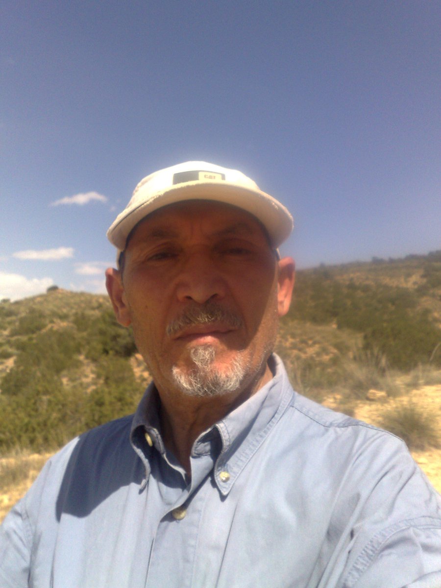 SmidaSamali's tweet image. UN VIEILLARD DE 64 ANS SEUL DANS LA HAUTE MONTAGNE ,CONSULTANT LA PHONE VEGETALE ET ANIMALE ,POUR LA SAUVRGARDER.