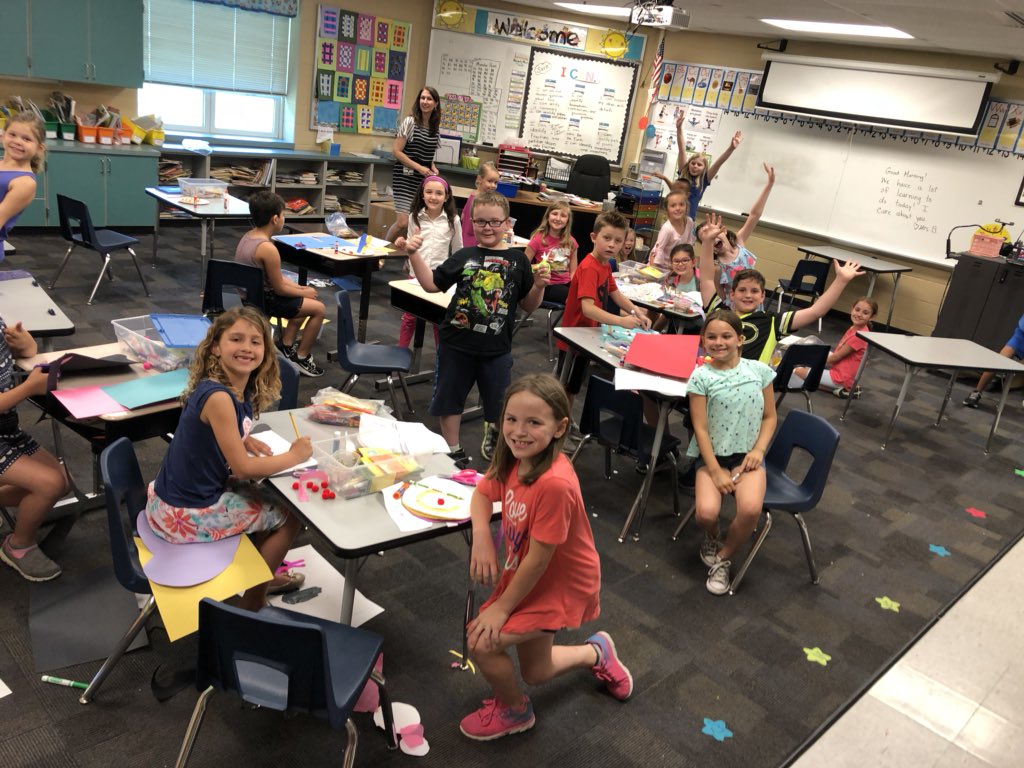 4th quarter celebration for our SAFE, RESPECTFUL, RESPONSIBLE 2nd graders!  Fun times in our theme party rooms:  art, STEM, and a movie 🌻👏🏻👏🏻👏🏻@SunflowerSMSD @theSMSD #team512 #ourSMSDstory @fuchs_britney @Mrs_Buttrey_2nd