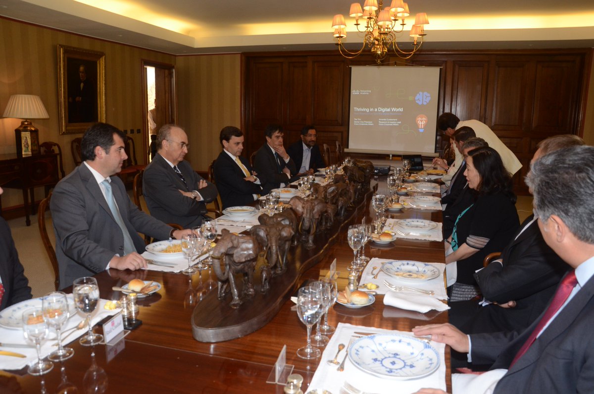 fpaisdigital's tweet photo. Gran reunión-almuerzo con Tae Yoo, Senior VP Corporate Affairs @Cisco y  @gcalgaro CEO #CiscoChile, entre otros invitados, conversando sobre NetAcad que enseña a los estudiantes las habilidades tecnológicas de redes de datos esenciales en una economía global. https://t.co/lYFxZtyznA