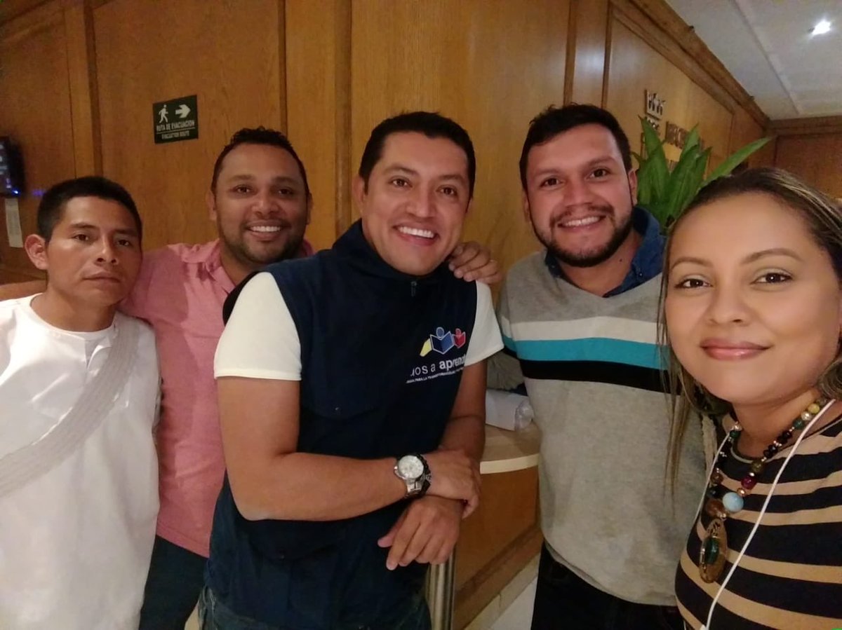 alexander_romer's tweet photo. Compartiendo con equipo de tutores y docentes de Todos a Aprender de los departamentos del Cesar y La Guajira que asisten a evento de #aulasMultigrado en Bogotá. @Mineducacion https://t.co/phUwp18YMI