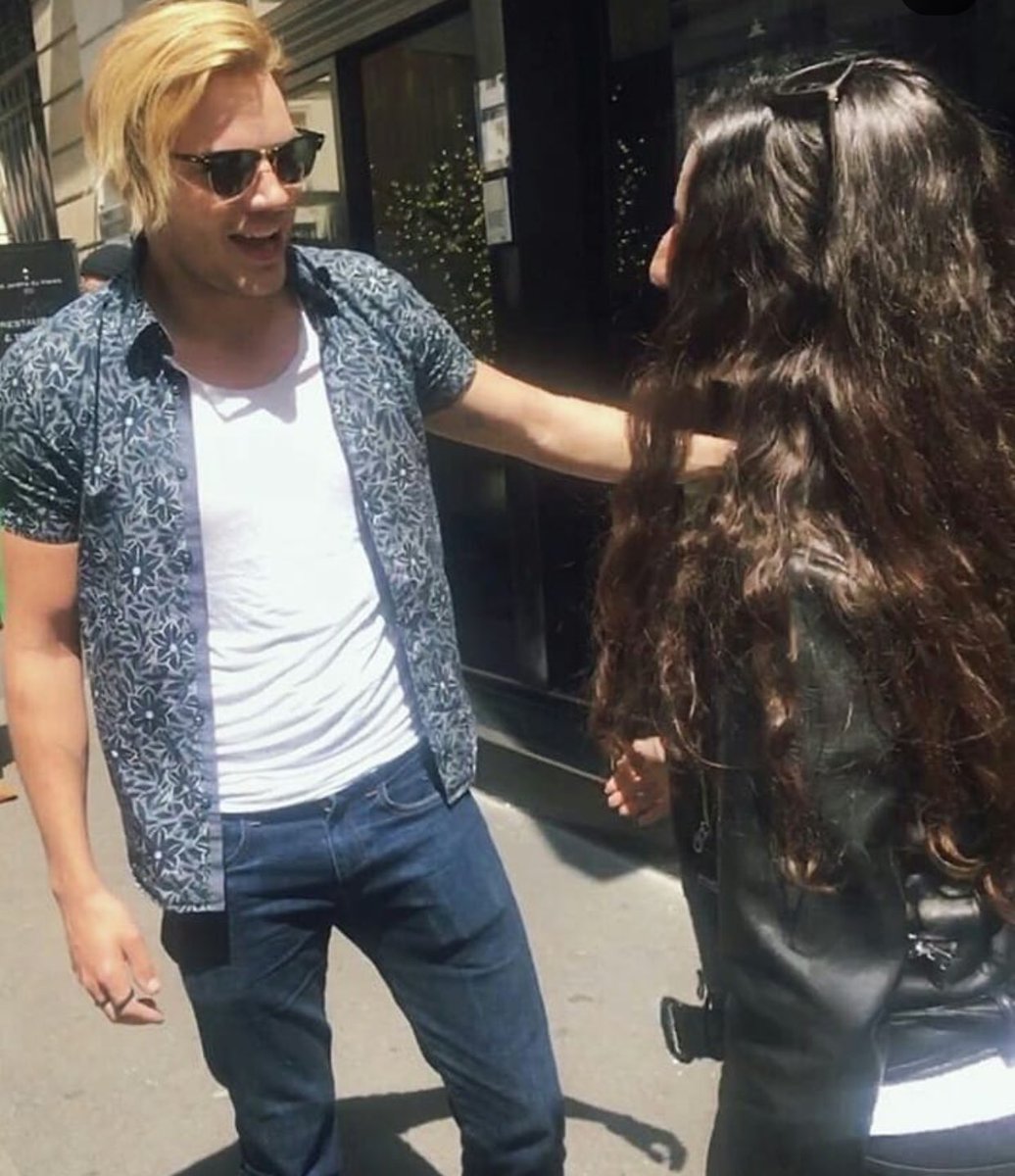domsherwoodbra's tweet photo. 📸| Novas fotos do @DomSherwood1 com fãs em Paris. 🖤 https://t.co/KHuOlZU7lO