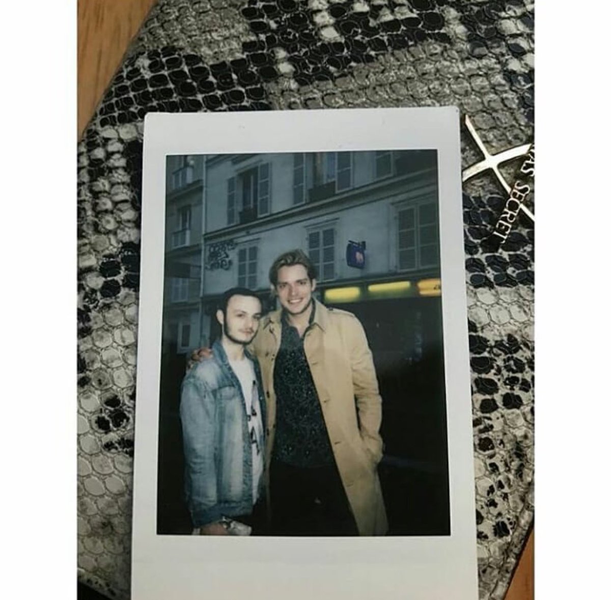 domsherwoodbra's tweet photo. 📸| Novas fotos do @DomSherwood1 com fãs em Paris. #2 https://t.co/nW27n8FA26