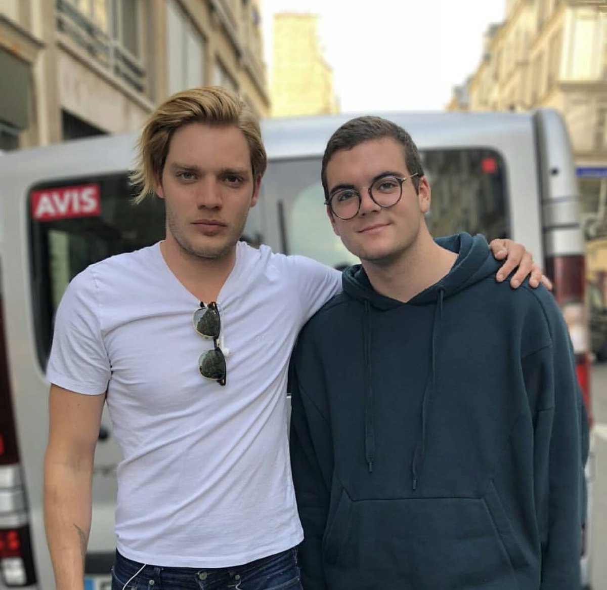 domsherwoodbra's tweet photo. 📸| Novas fotos do @DomSherwood1 com fãs em Paris. #3 https://t.co/f4U5BNUV6j