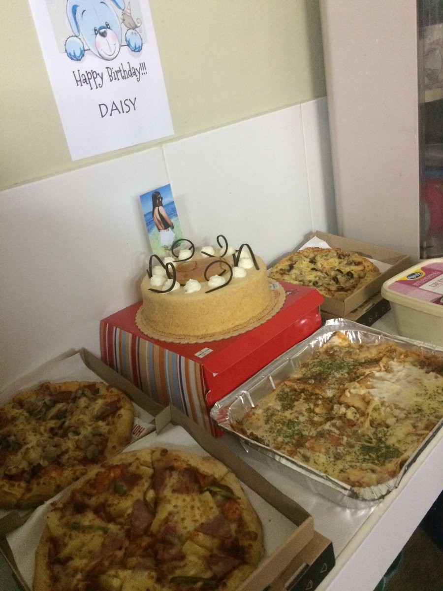 msCeline03's tweet photo. Birthday Celebration😁 🎊🎁🎉@daisyaanaa 😁
@rheaian15 @justleslie93 @grgsjackie
#cosmooffice☺️ https://t.co/eLZJNdHyqM