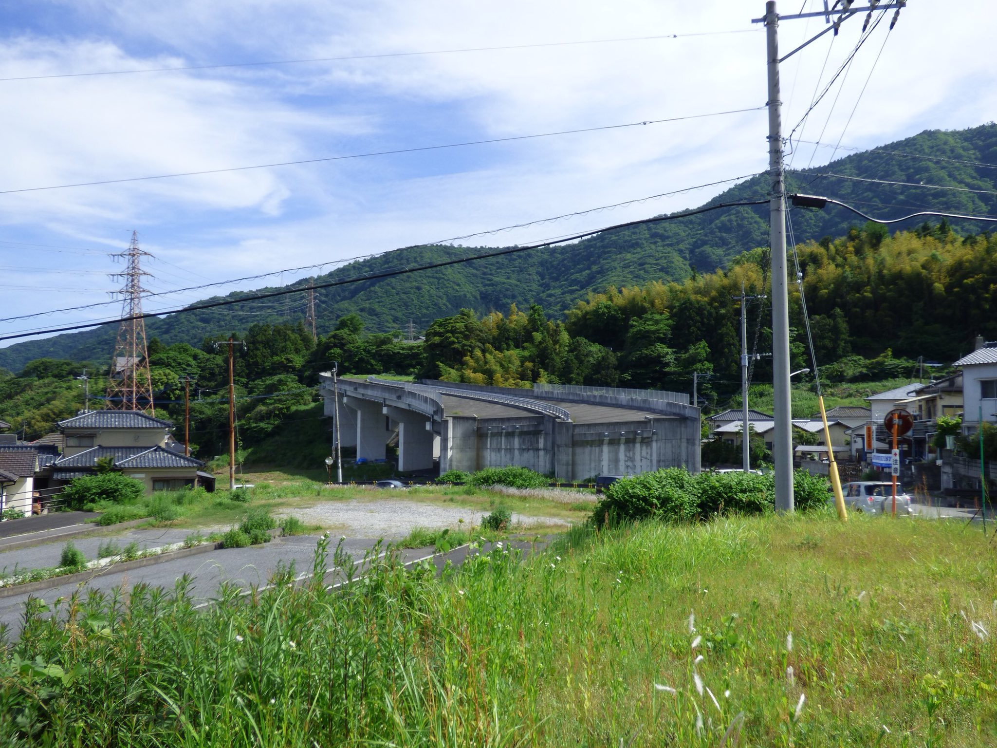 木下 竹 على تويتر 廃墟じゃないですが 道路工事が途中で打ち切りになりそのままにされてる人工物 すごく好きなんです ノスタルジック Nostalgic T Co Ifkankvdkf تويتر