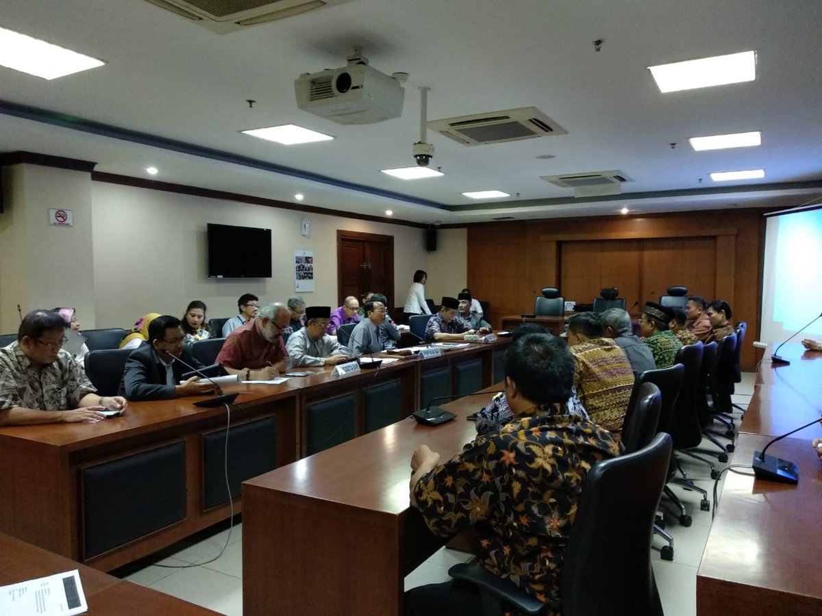 DPDRI's tweet photo. BAP DPD RI mengadakan audiensi dengan Gabungan Pedagang Pasar Kemiri Muka, Kota Depok terkait permasalahan lahan pasar. Kamis(24/5) #DPDRI #BAPDPDRI https://t.co/jlF5iwEop0