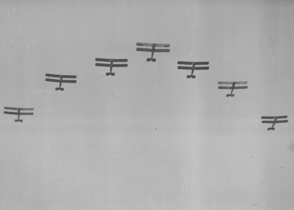 LimaSectorOps's tweet photo. #OnThisDay #1930
#FgOff F #Whittle got married in #Coventry. He had earlier flown to an airfield nearby escorted by a formation of ten @2ftsaerospace #Avro #504 trainers in honour of the occasion.
#Digby100 #RAF100 https://t.co/AeNjlqupFt