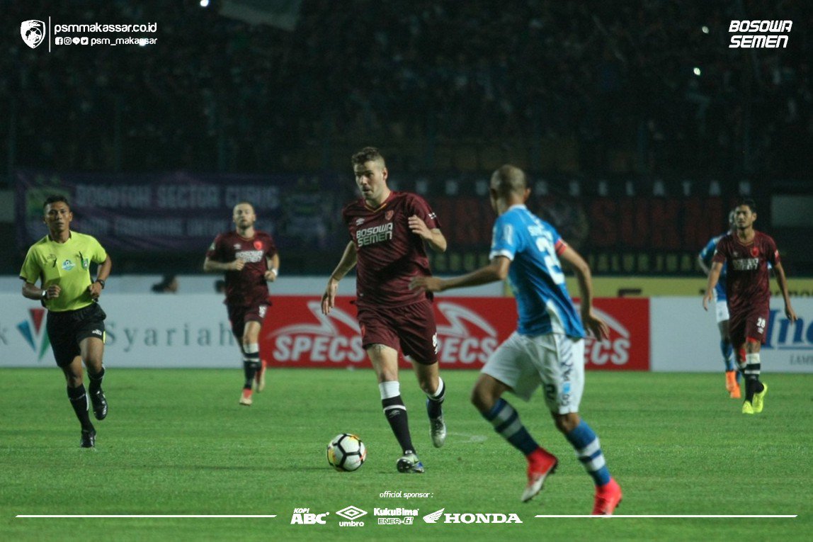 PSMDays's tweet photo. Galeri pertandingan klasik #PersibPSM tadi malam.

Sayang sekali kita harus pulang dengan tangan hampa.

Tetap melangkah maju. Ewakooo!

#PSMmakassar #EwakoPSM https://t.co/sr7cV5cP9C