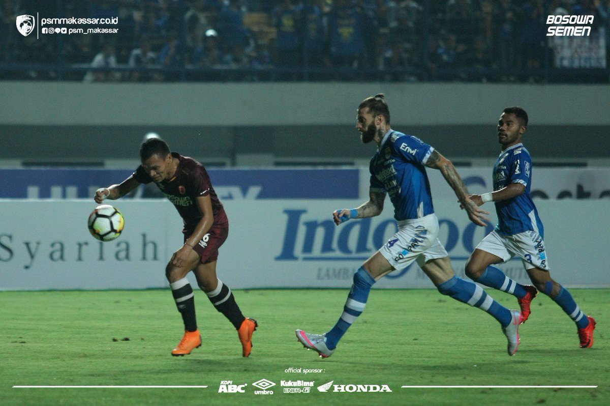 PSMDays's tweet photo. Galeri pertandingan klasik #PersibPSM tadi malam.

Sayang sekali kita harus pulang dengan tangan hampa.

Tetap melangkah maju. Ewakooo!

#PSMmakassar #EwakoPSM https://t.co/sr7cV5cP9C