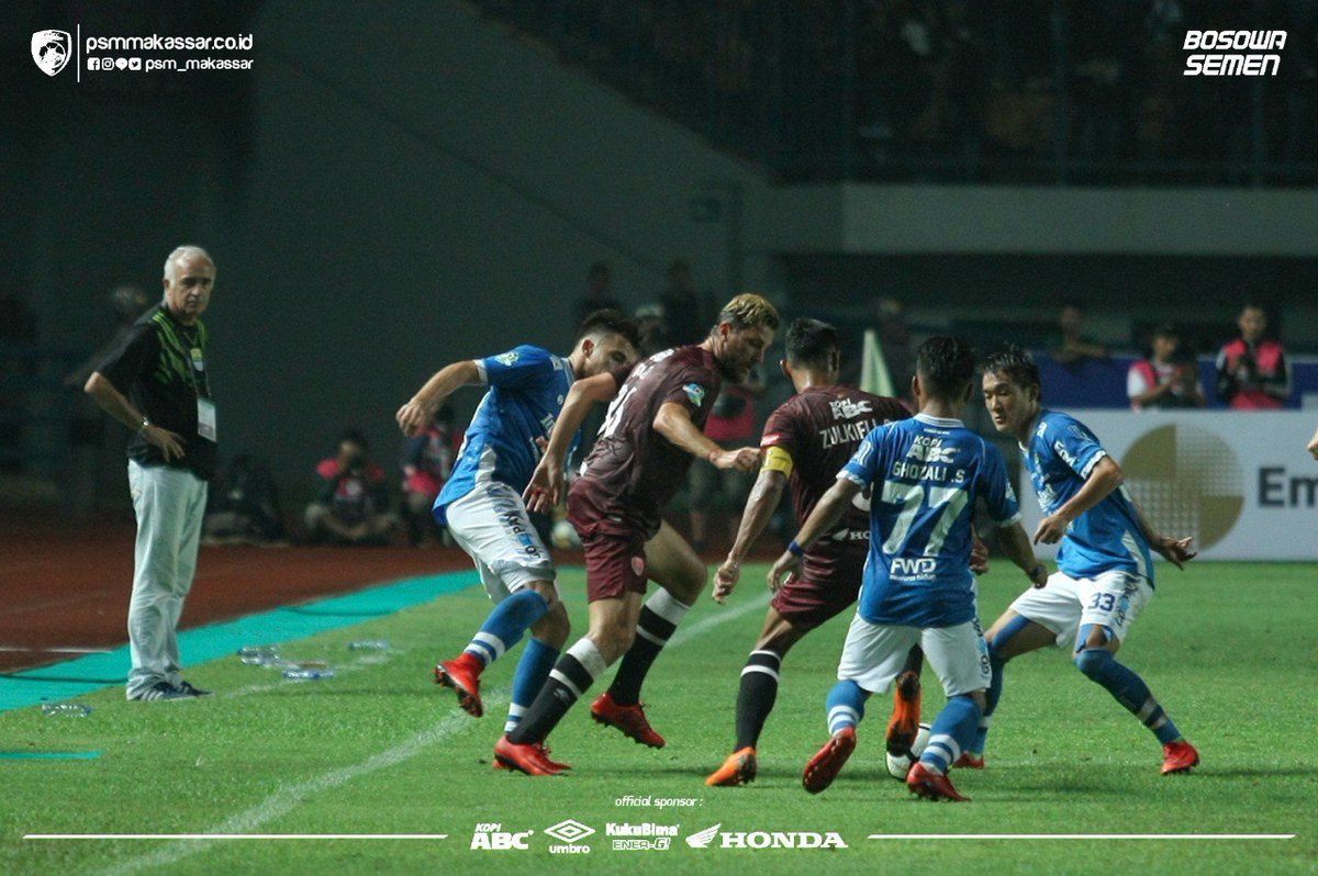 PSMDays's tweet photo. Galeri pertandingan klasik #PersibPSM tadi malam.

Sayang sekali kita harus pulang dengan tangan hampa.

Tetap melangkah maju. Ewakooo!

#PSMmakassar #EwakoPSM https://t.co/sr7cV5cP9C