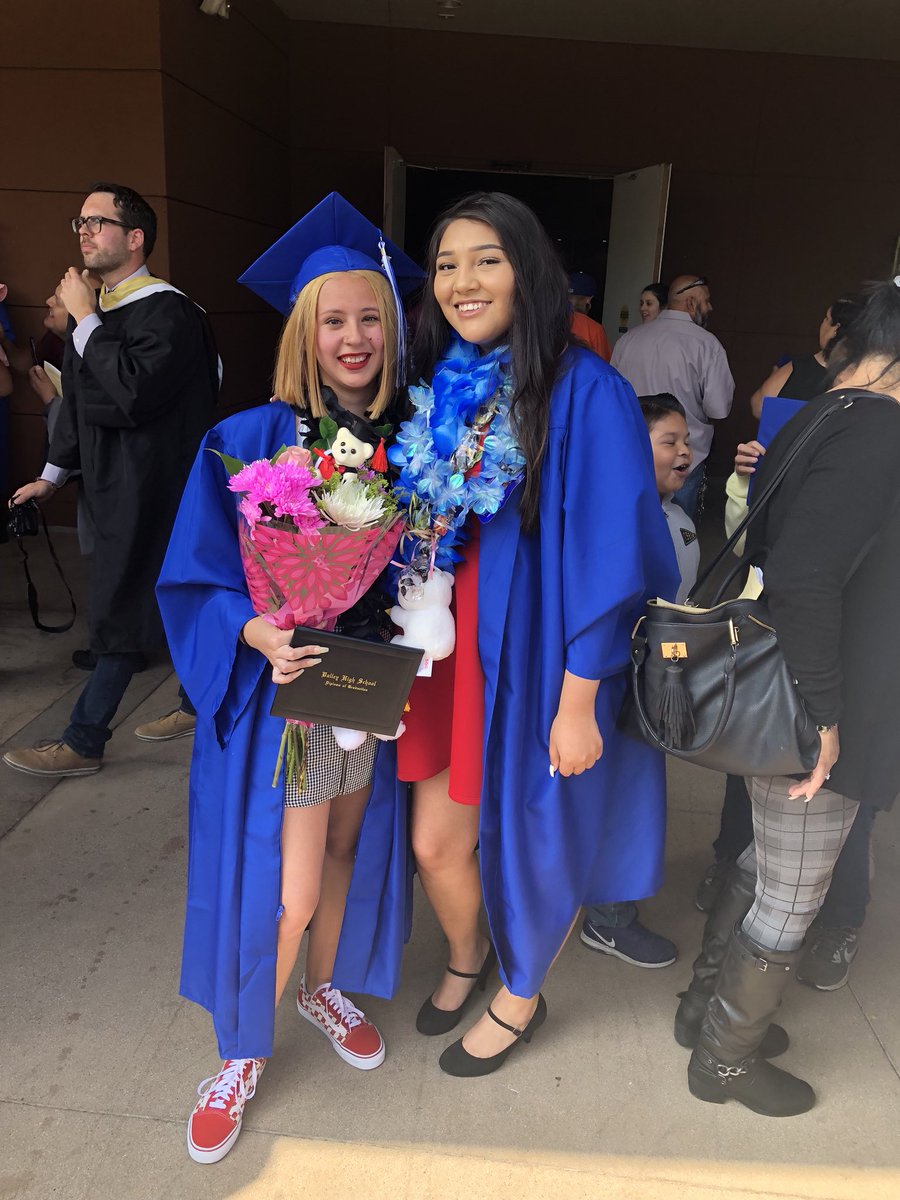 Kenyamarquezz's tweet image. First generation high school graduate 👩🏽‍🎓 Class of 2018 we did it!!! 💙 #ClassOf2018 #firstgenerationgraduate #UndocuGrad