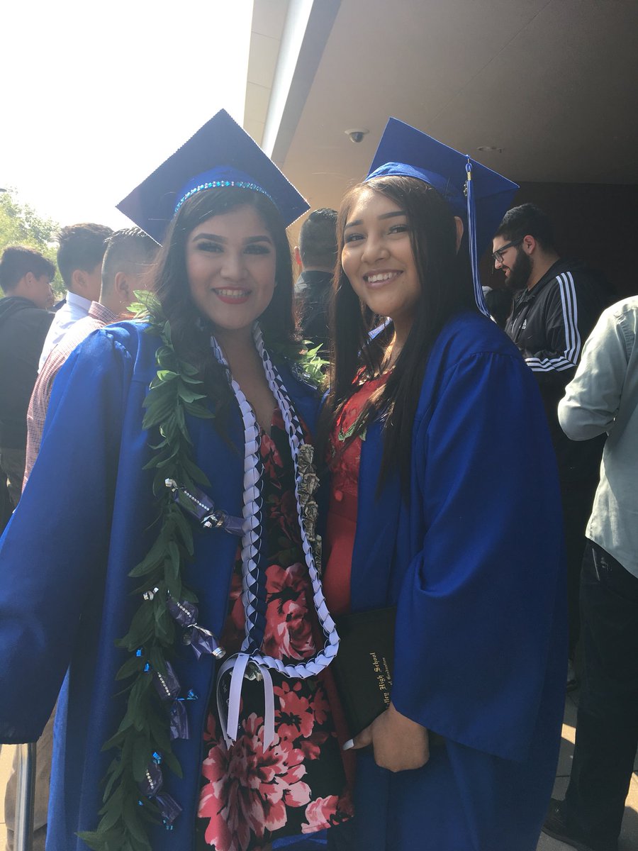 Kenyamarquezz's tweet image. First generation high school graduate 👩🏽‍🎓 Class of 2018 we did it!!! 💙 #ClassOf2018 #firstgenerationgraduate #UndocuGrad