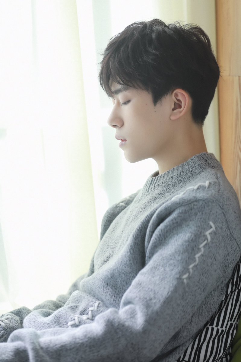 JacksonYee_YT's tweet photo. Leaning against the window pane, cat in arms, he gives a lazy smile no one could resist. In his favorite placidness, he beams, unwinds in peaceful solitude and basks in golden brilliance. 
Cr. 易烊千玺 #JacksonYee 工作室 https://t.co/ISGxq3og30